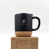 taza-mika-otis-negra-corcho-ceramica